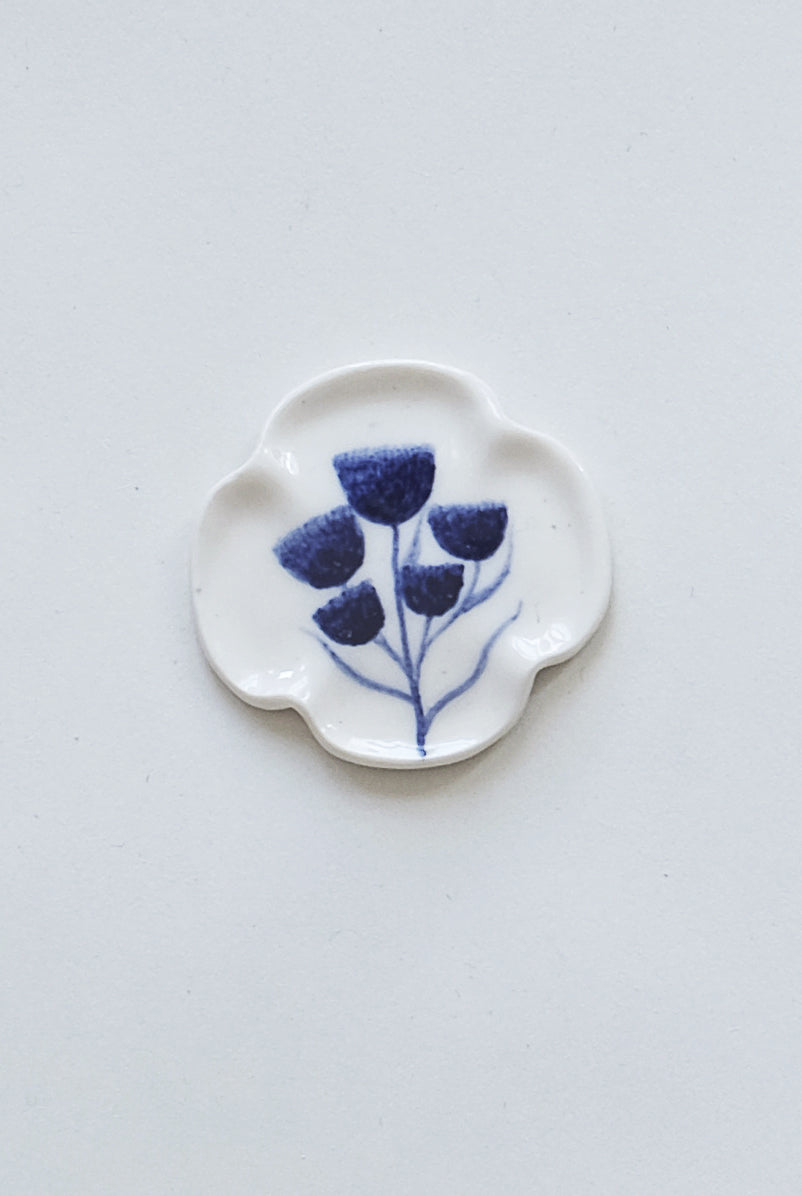 Porcelain Broch Floare la ureche Collection