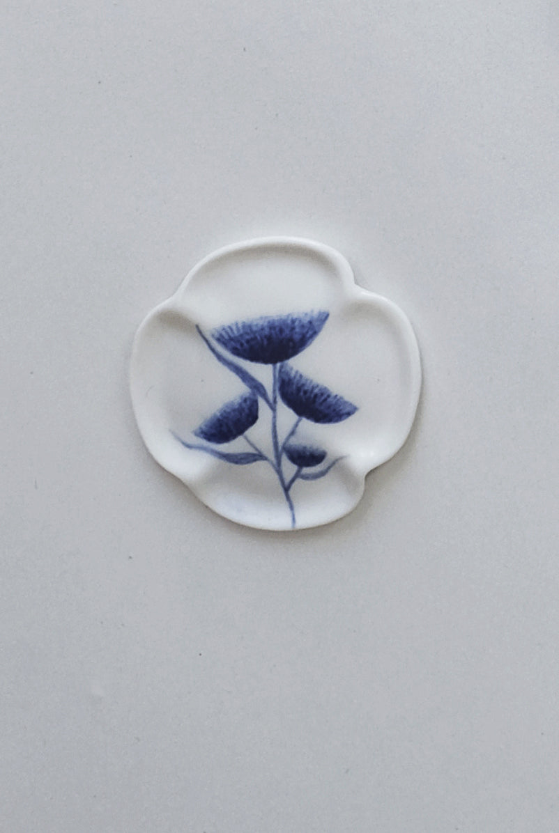 Porcelain Broch Floare la ureche Collection