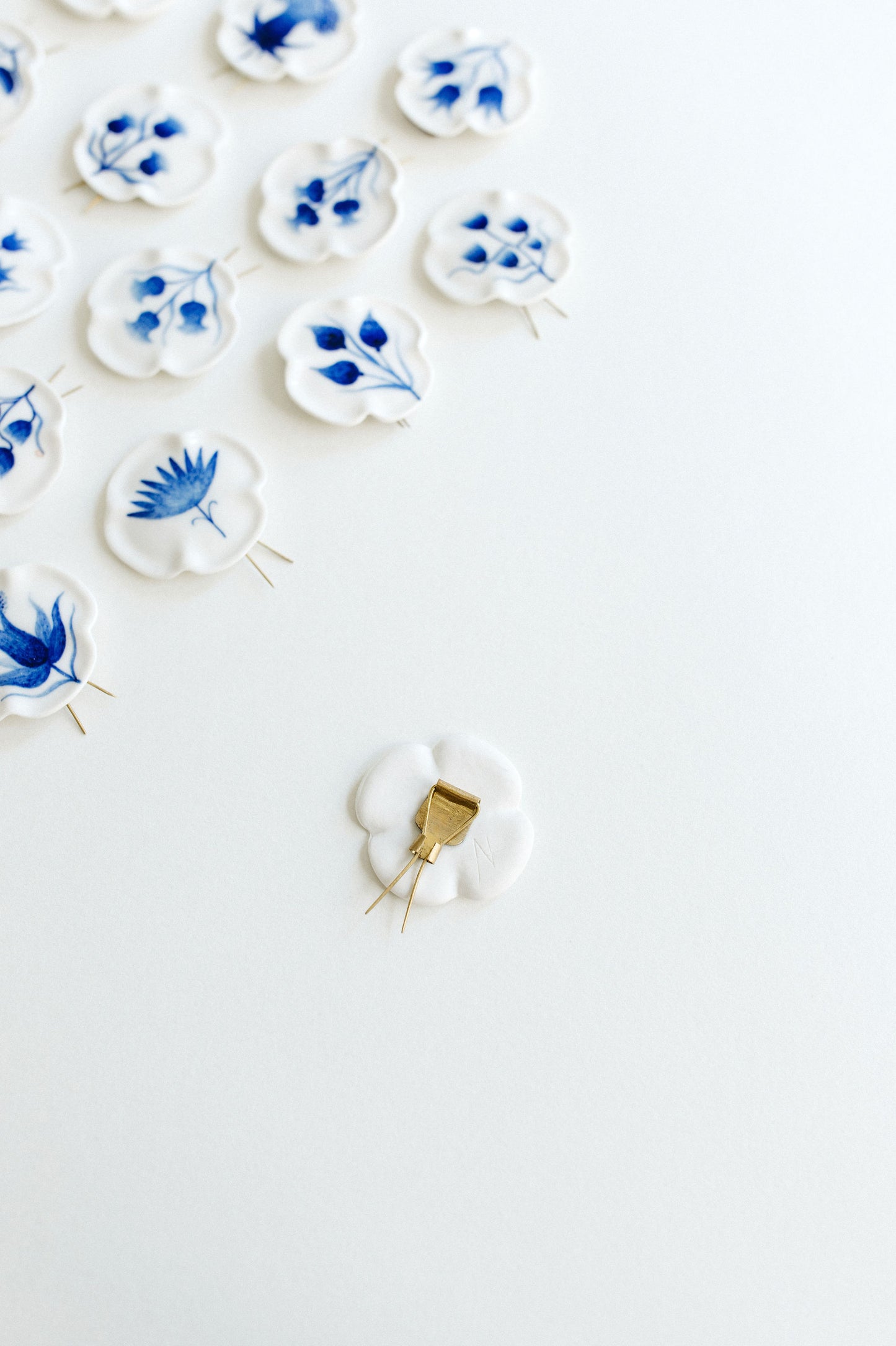 Porcelain Broch Floare la ureche Collection