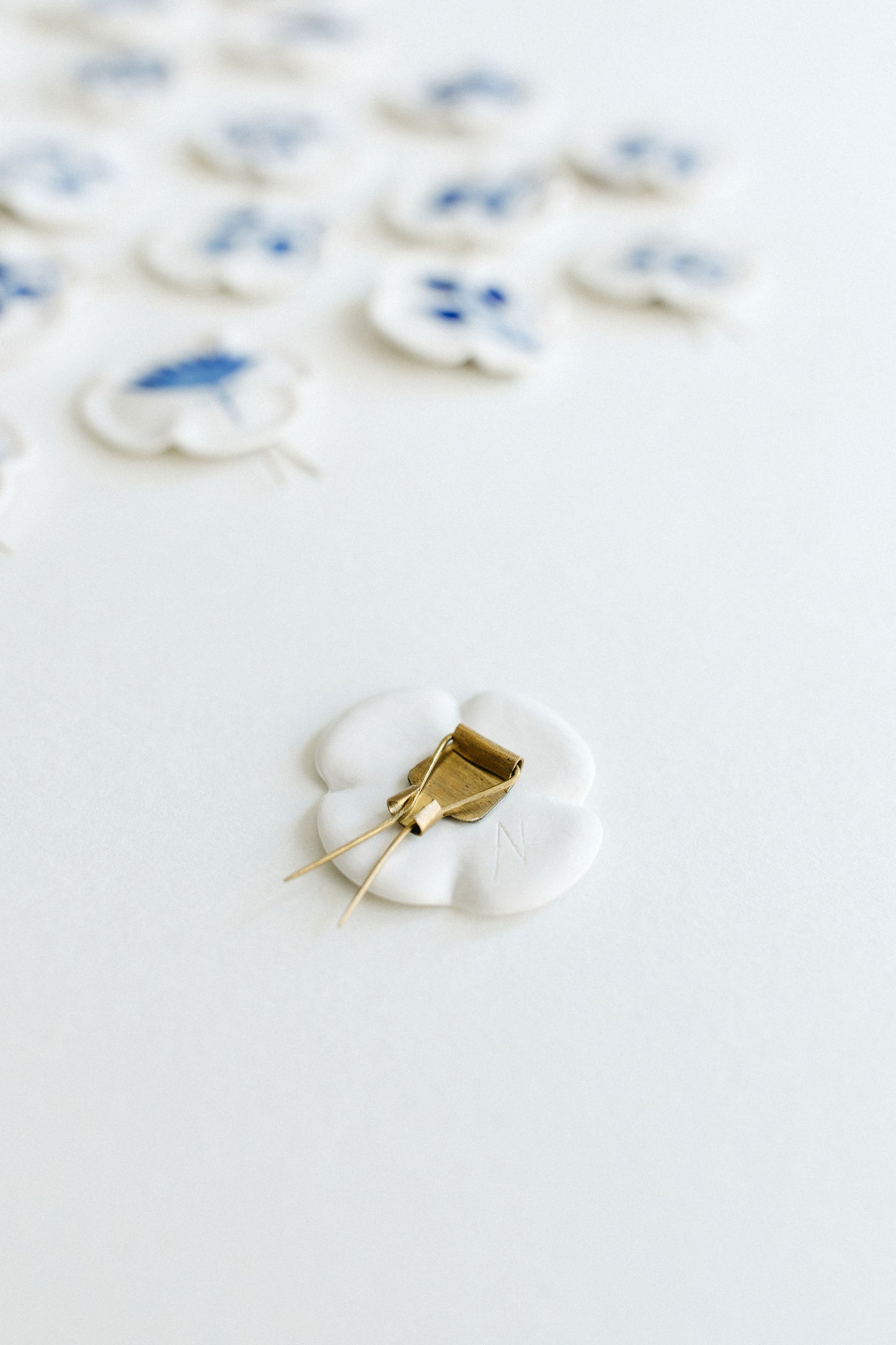 Porcelain Broch Floare la ureche Collection