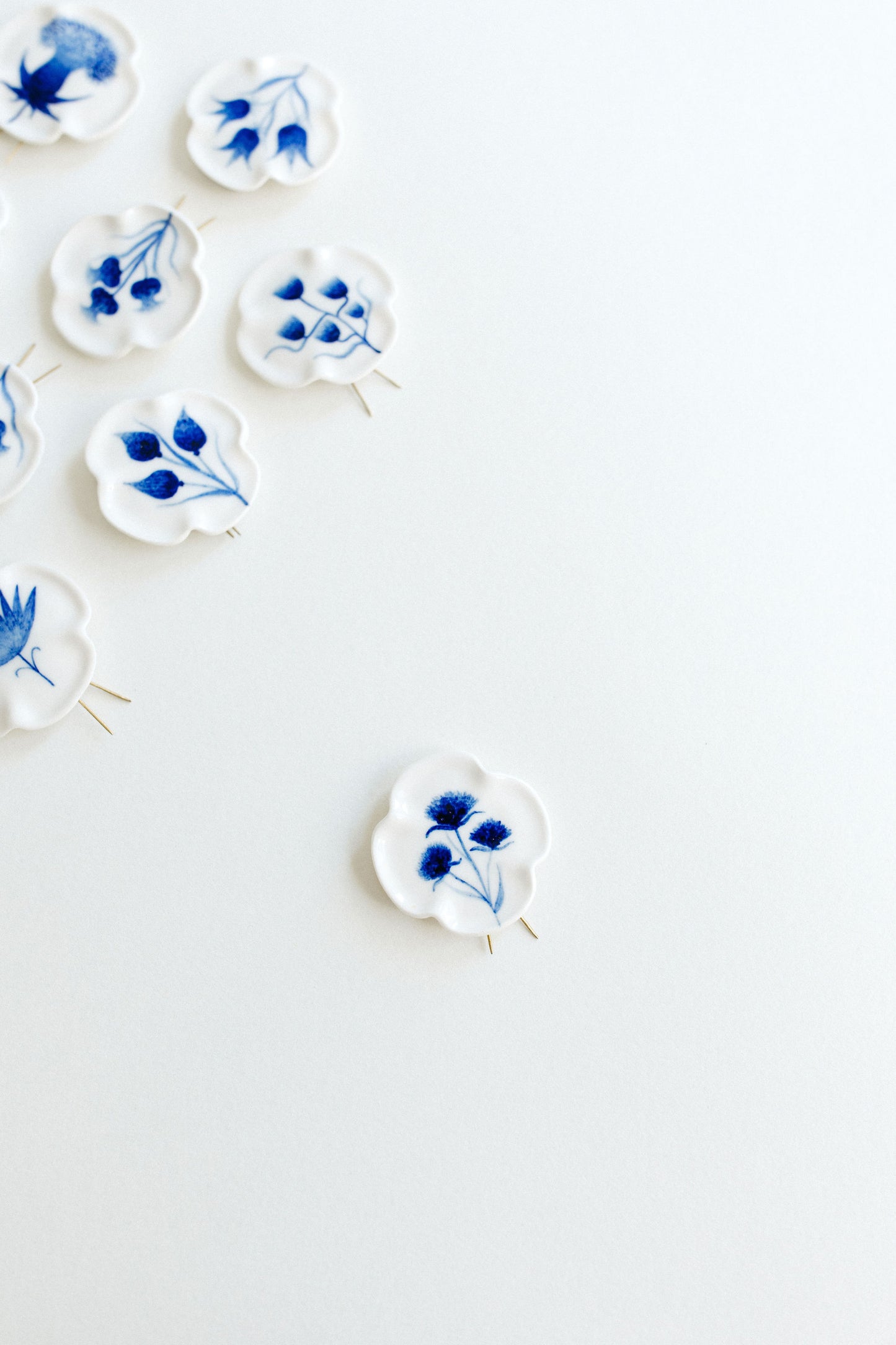 Porcelain Broch Floare la ureche Collection