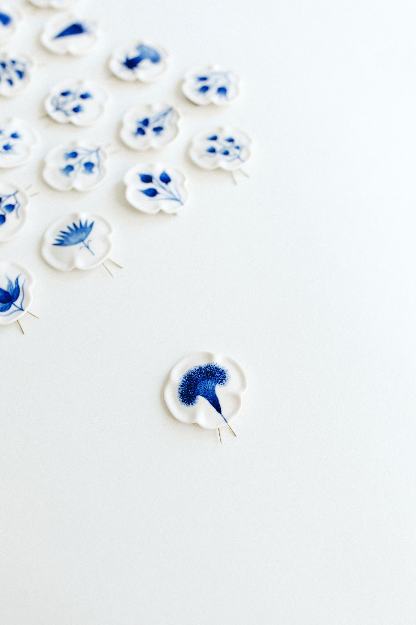 Porcelain Broch Floare la ureche Collection